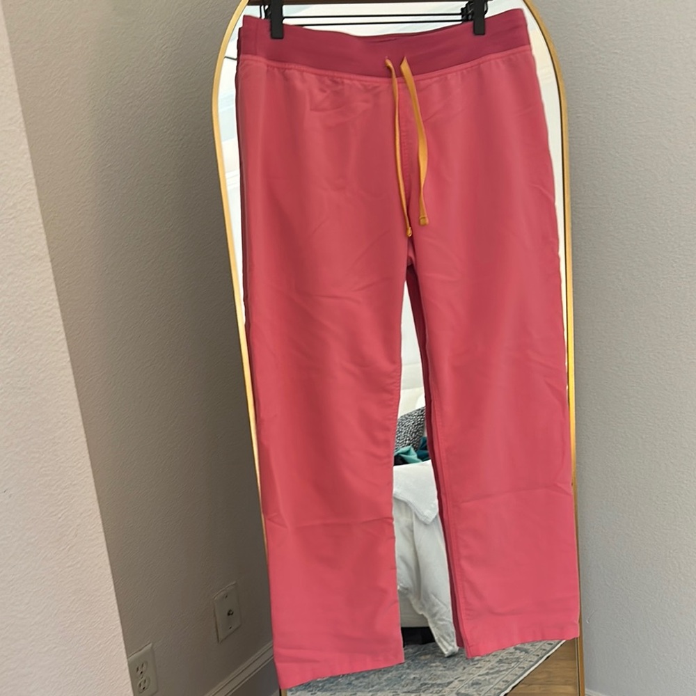 Figs Coral Livingston Basic Medium petite scrub pants